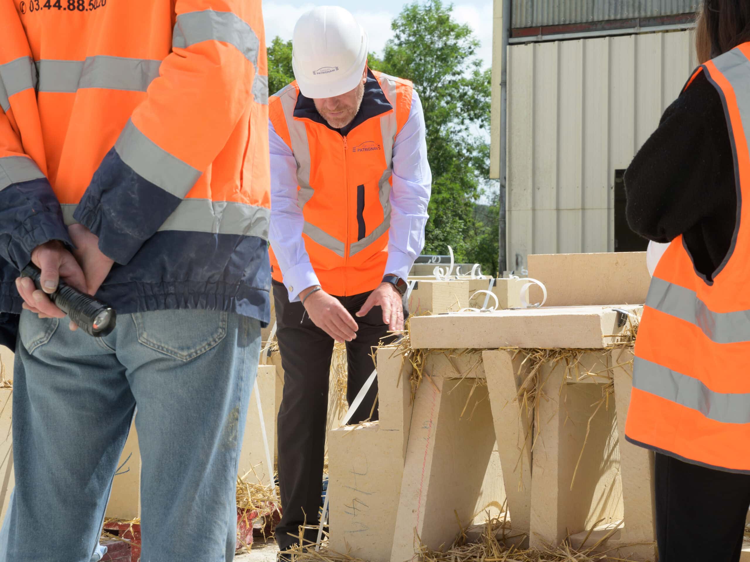 Emanuel Patrignani taillant une pierre